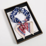 Foulard en Soie Bleu et Rouge Motifs Village
